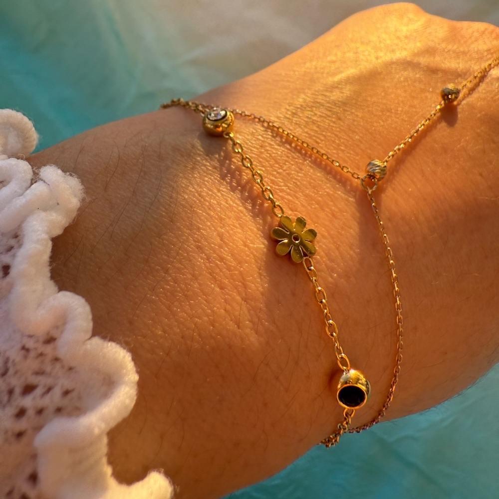 Double Sided Back and White Flower Bracelet 316L Stainless Steel 18K Gold Plated - Picture 3 of 6